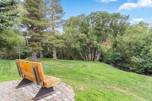 A park with a bench, trees, and a grassy area. - 2BR Condo for 6 w Shared Hot Tub, Near Mtn & Lakes (Mammoth Lakes)