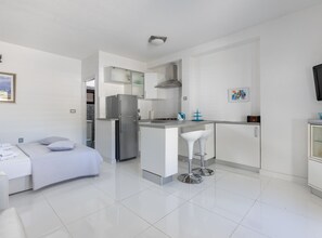 Eine moderne Küche mit Kochinsel, Kühlschrank und Herd.