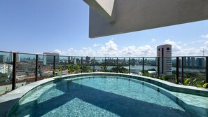 Una piscina infinita en la azotea con vistas a la ciudad.