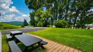Outdoor dining - The Hilltop Farmhouse — A Private Country Retreat (Madison)