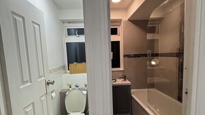 Bathroom - 4 Bedroom Flat in Zone 2 London (London)