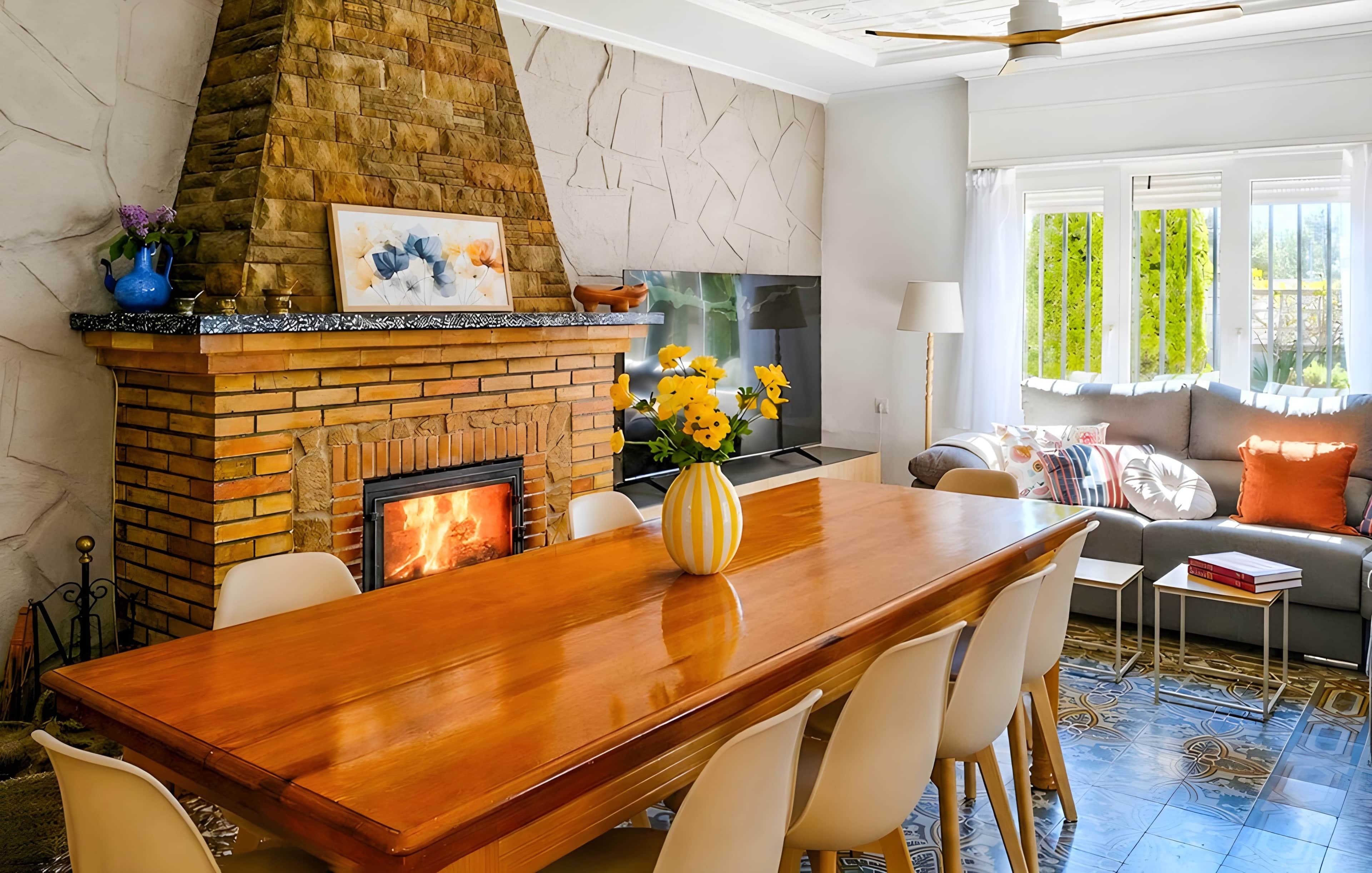 Una sala moderna con chimenea, una mesa de comedor y un sofá.