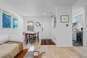 Eine moderne Wohnung mit Essbereich, Küche und Wohnzimmer.