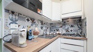 Una cucina moderna con forno a microonde, tostapane e piano cottura a gas.