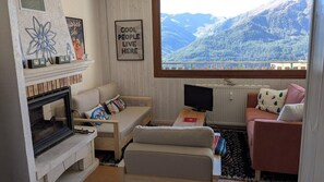 A cozy living room with a fireplace, a television, and a comfortable seating area. - 100m from ski lifts, 2nd floor, balcony, tv, ski locker, 55m², Orcières Merlette 1850 (Orcières)