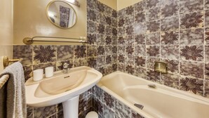 Hair dryer, towels, soap, toilet paper - Spacious beautiful cozy & charming 1 bedroom, 50m2 (Paris)