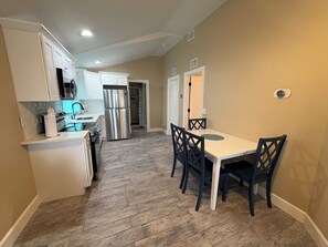 Dining - 🌴 Beach Escape Collection | Sleeps Up to 8 (Treasure Island)
