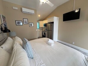 Room - 🌴 Beach Escape Collection | Sleeps Up to 8 (Treasure Island)