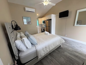 Room - 🌅 Connecting Poolside Studios | Sleeps 4 (Treasure Island)
