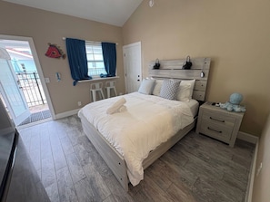 Room - 🌅 Connecting Poolside Studios | Sleeps 4 (Treasure Island)