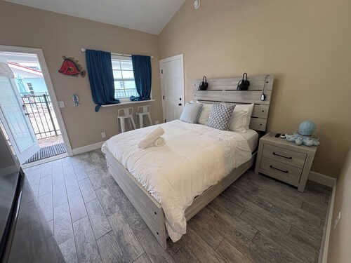 🌅 Connecting Poolside Studios | Sleeps 4