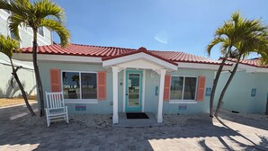 Exterior - 🌊 Family Beach Retreat | Sleeps Up to 12 (Treasure Island)