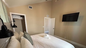 Room - 🌊 Family Beach Retreat | Sleeps Up to 12 (Treasure Island)