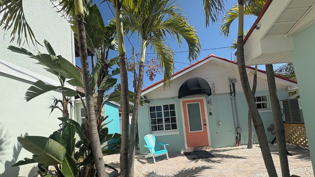 Exterior - 🌊 Family Beach Retreat | Sleeps Up to 12 (Treasure Island)