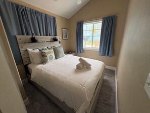 Room - 🏖️ Beach Suite Collection I Pet Friendly (Treasure Island)