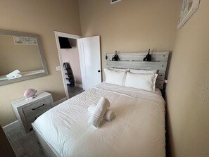 Room - 🐾 1 BR Beach Cottage | Pet Friendly I Unit 8 (Treasure Island)