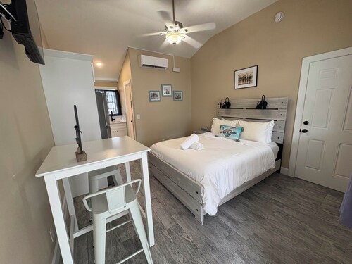 🏝️ Poolside Studio Retreat | Unit 2