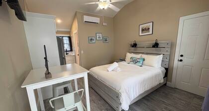🏝️ Poolside Studio Retreat | Unit 2