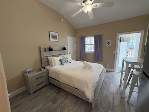 Room - 🏝️ Poolside Studio Retreat | Unit 2 (Treasure Island)