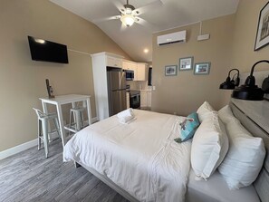 Room - 🏝️ Poolside Studio Retreat | Unit 2 (Treasure Island)