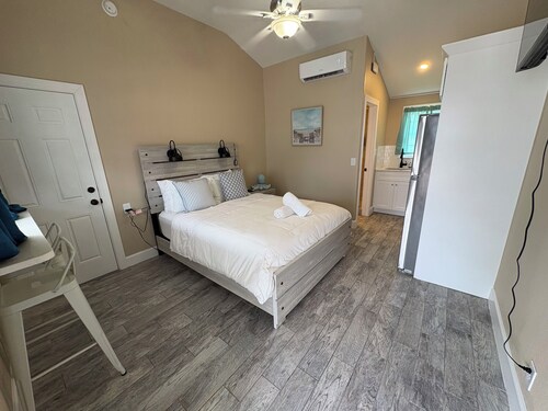 🌅 Renovated Pool View Studio | Unit 3