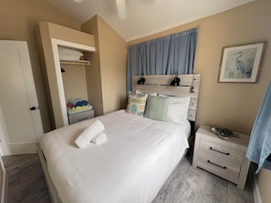 Room - 🐾1 BR Beach Bungalow | Pet Friendly | Unit 9 (Treasure Island)