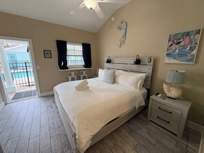 Room - 👑 King Bed Beach Studio | Unit 5 (Treasure Island)