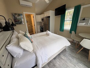 Room - 🏖️ Beachside Studio Escape | Unit 1 (Treasure Island)