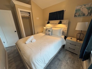 Room - 🏡 Beach Bungalow Collection | Sleeps 24 (Treasure Island)