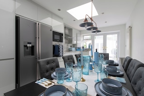 Dining - House - Sleeps 9 - Garden - Central Location (Dagenham)