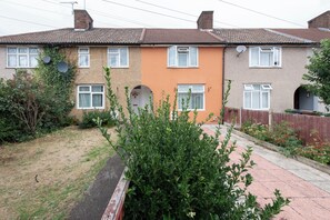 Exterior - House - Sleeps 9 - Garden - Central Location (Dagenham)