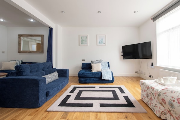 Living area - House - Sleeps 9 - Garden - Central Location (Dagenham)