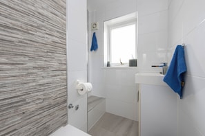 Bathroom - House - Sleeps 9 - Garden - Central Location (Dagenham)