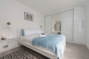 Room - House - Sleeps 9 - Garden - Central Location (Dagenham)