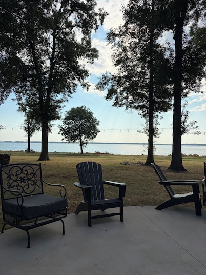 Welcome to HolleyDaze! Open concept 5-bedroom house with gorgeous lake views!