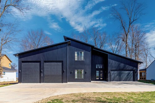 Welcome to HolleyDaze! Open concept 5-bedroom house with gorgeous lake views!