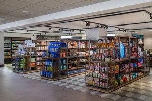 Una tienda minorista con varios pasillos y estantes repletos de productos.