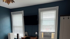 Tabla de planchar con plancha, wifi y ropa de cama 