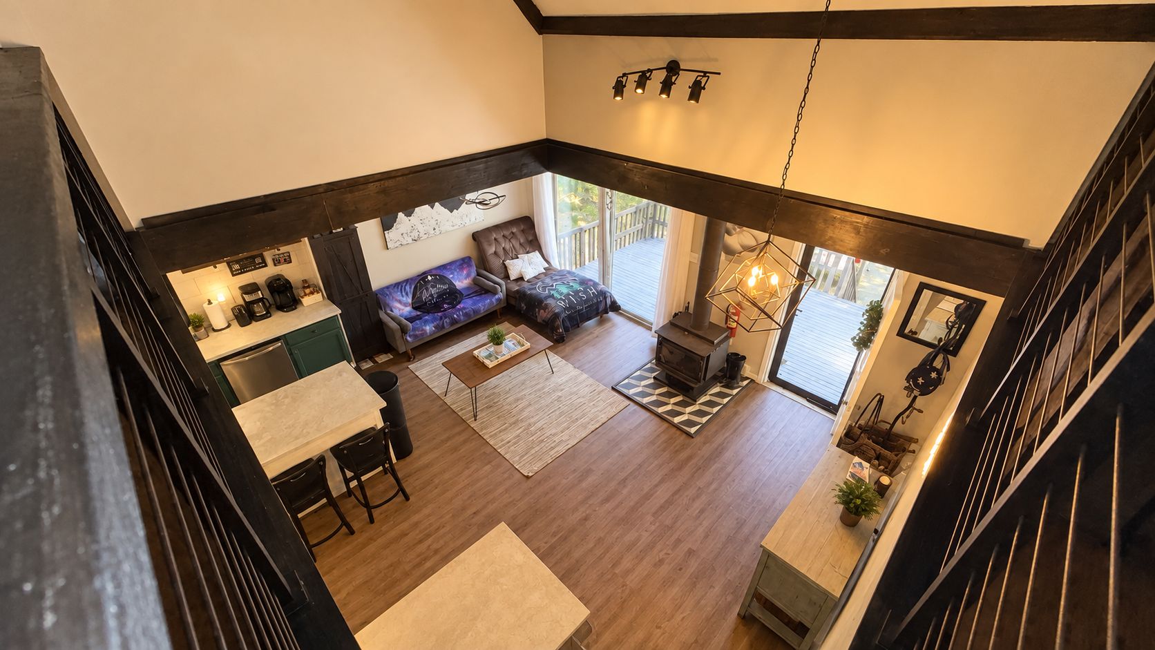 Un amplio espacio de sala con chimenea, un sofá y una mesa de comedor.