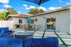 Outdoor dining - Modern North Miami Oasis Heated Pool (Miami)