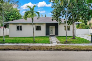 Exterior - Modern North Miami Oasis Heated Pool (Miami)