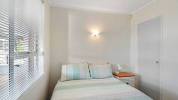 Desk, iron/ironing board, WiFi, bed sheets
