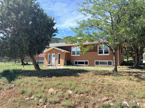 Superb 3-bedroom in Palmer Lake for a family getaway one block from the Lake.