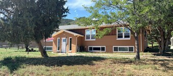 Superb 3-bedroom in Palmer Lake for a family getaway one block from the Lake.