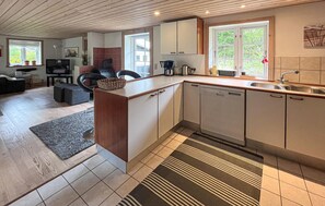 Kitchen - Cozy home in Sæby with sauna (Sæby)