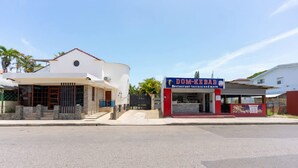 A two-story building with a flat roof and a commercial establishment named 'DOM-KE BAB' on the ground floor. - Studio in the center of Sosua (Sosúa)