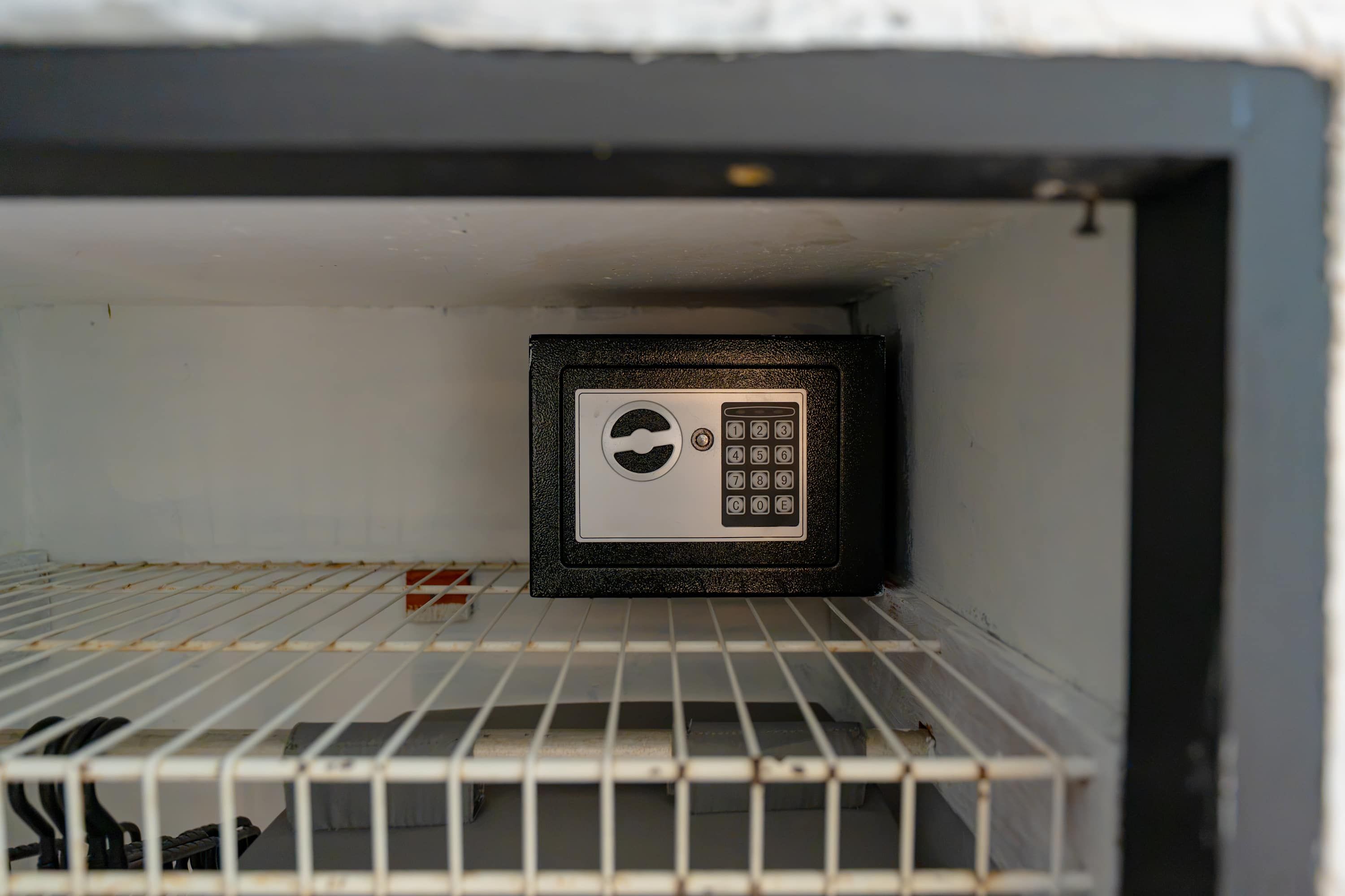 Un panel de control de seguridad dentro de un compartimento de metal, posiblemente una caja fuerte o bóveda.