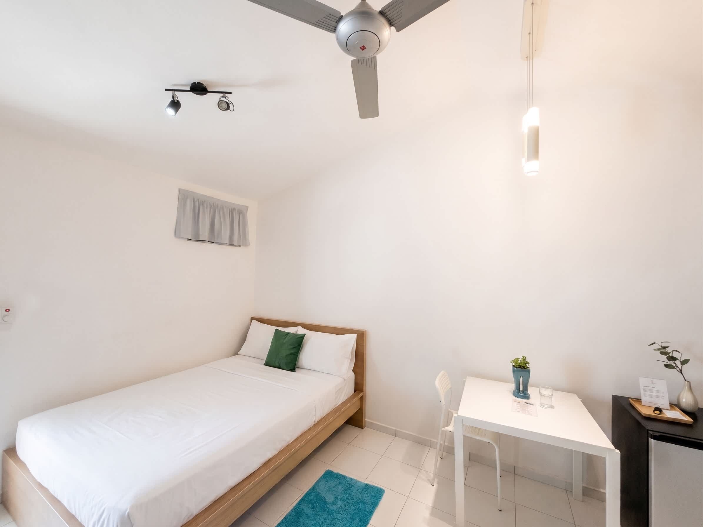 Tabla de planchar con plancha, wifi y ropa de cama 