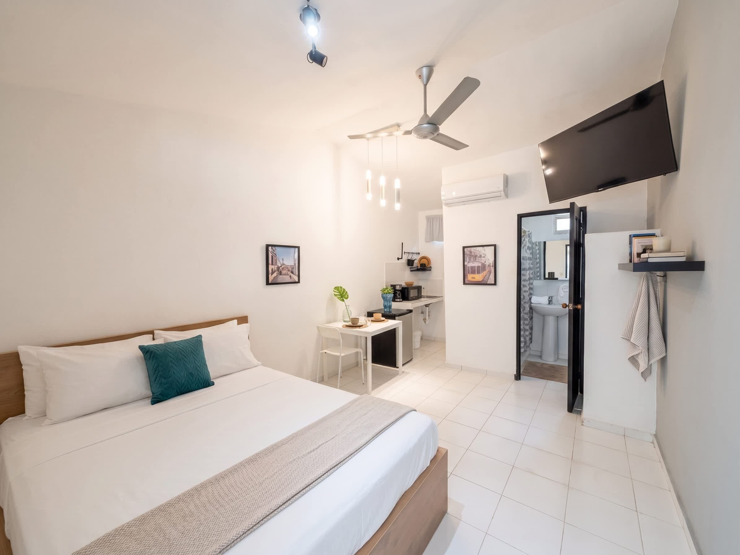 Tabla de planchar con plancha, wifi y ropa de cama 