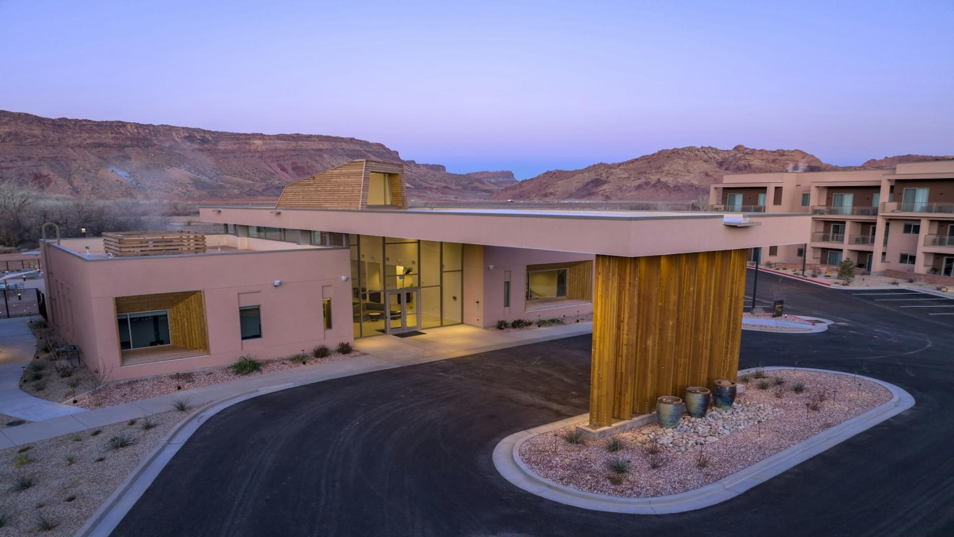 Un hôtel moderne doté d’un toit plat, de grandes fenêtres et d’une cour intérieure.